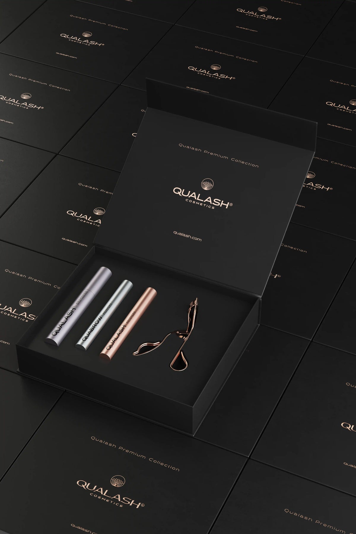 Umelecké produktové aranžovanie otvorenej sady Qualash Premium Collection s vznášajúcimi sa škatuľkami a natáčkou