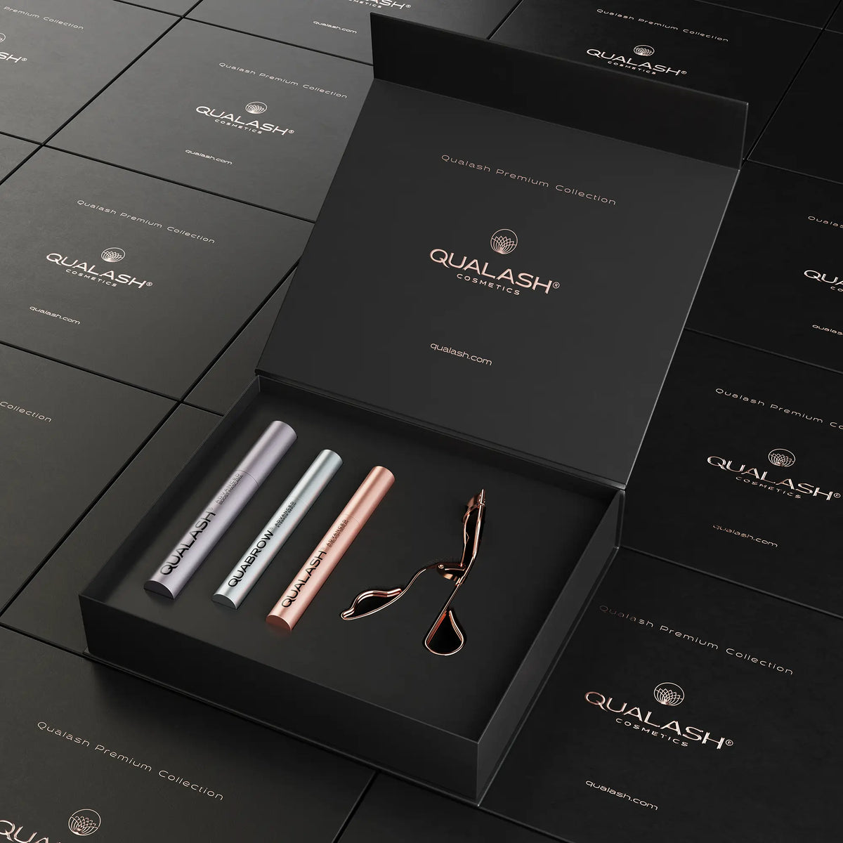 Otvorte box Qualash Premium Collection s klieštikmi na mihalnice a tromi sérami vo vnútri