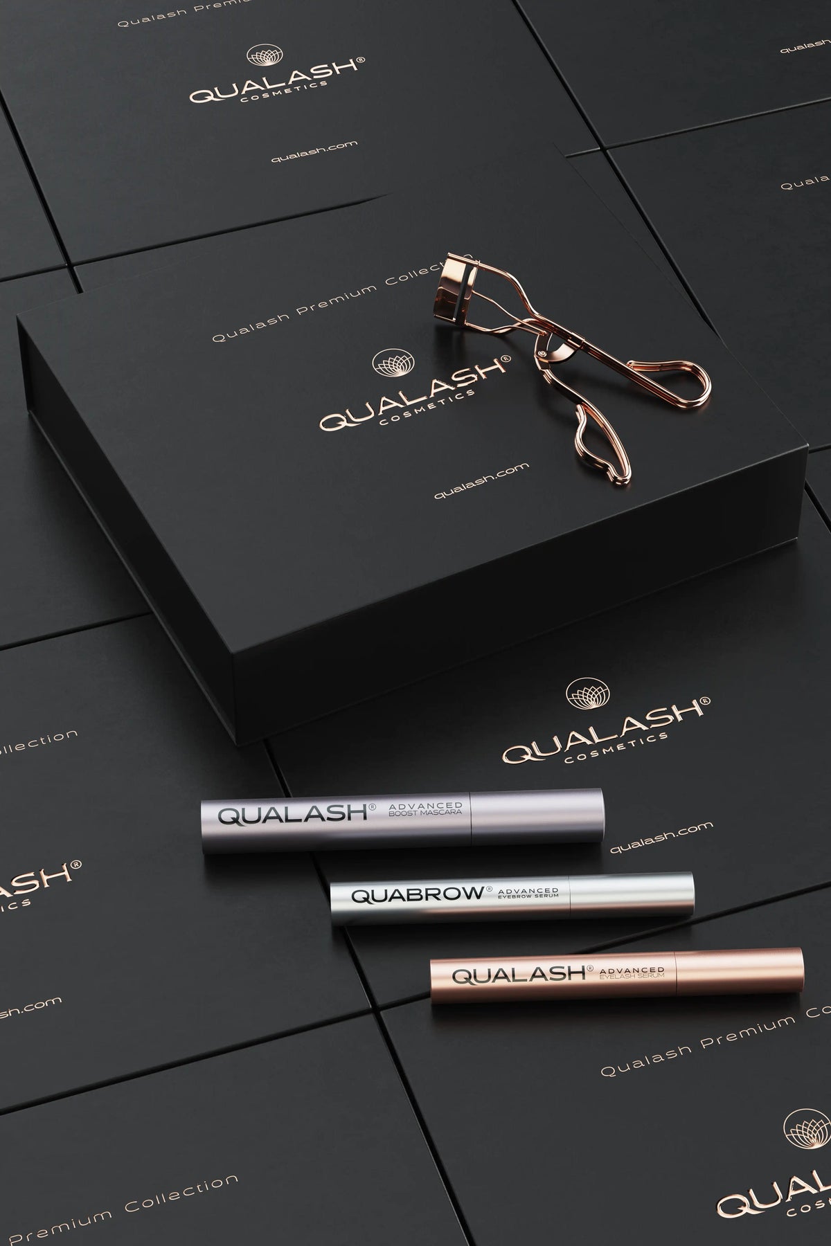 Flatlay z kolekcie Qualash Premium s kulmou a sérami zobrazenými mimo škatule
